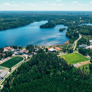 Pajulahden ilmakuvassa näkyy Iso-Kukkasen järvi, Pajulahden kentät ja rakennukset sekä paljon ympäröivää metsää.