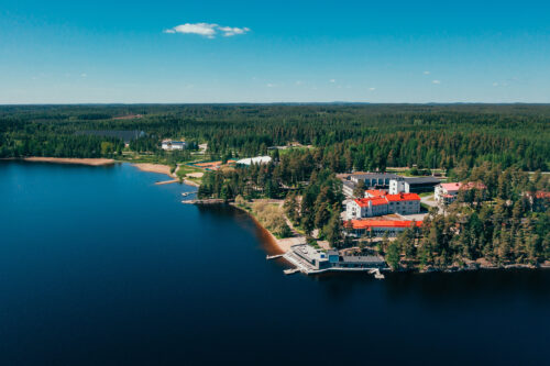 Iso-Kukkasen järven rannassa on Liikuntakeskus Pajulahden rantasaunat.