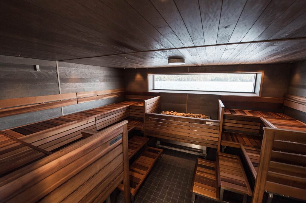 Pajulahden sauna 4 saunatila, josta näkee ulos upeaan järvimaisemaan.