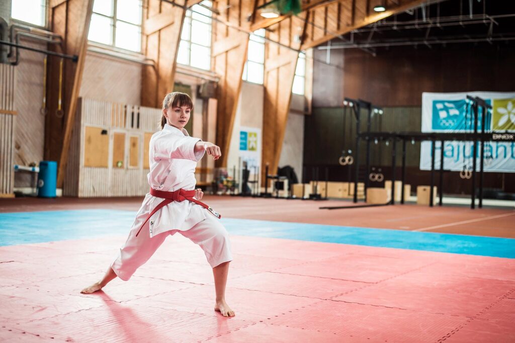 Judo Tyttö harjoittelemassa Pajulahden Nikula Hallissa.