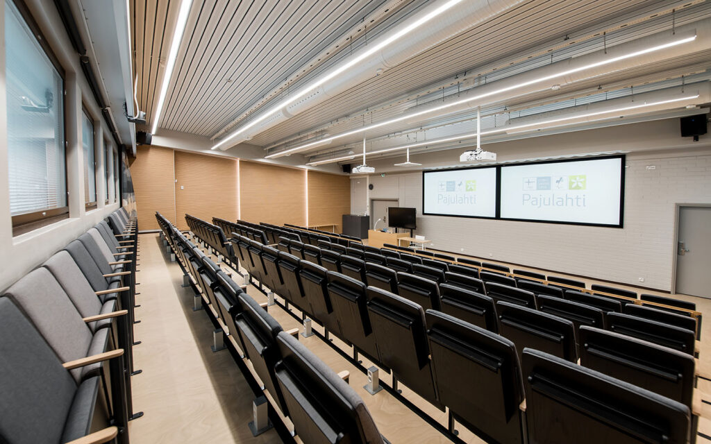 Pajulahden uudessa auditoriossa on 136 istumapaikkaa ja kaksi suurta kangasta, joihin voi tykeiltä heijastaa materiaalia.