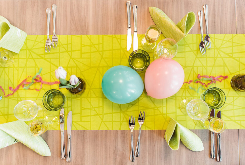 Pajulahden ravintolassa ruokapöytä on katettu vappujuhliin ilmapalloin ja serpenttiinein